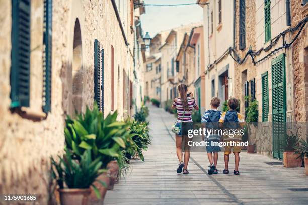 kinderen toeristen een bezoek aan de spaanse mediterrane stad - alcudia stockfoto's en -beelden