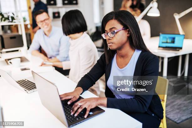 diverse ondernemers die startende bedrijven ontwikkelen - jamaicaanse etniciteit stockfoto's en -beelden