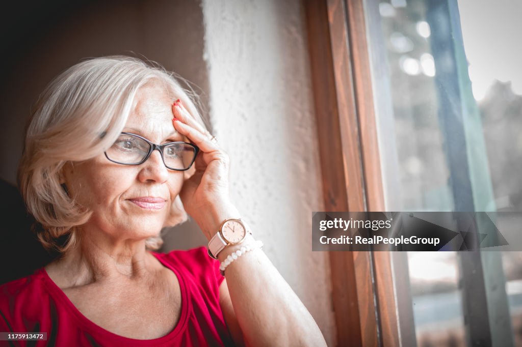 Mujer solitaria de la tercera edad