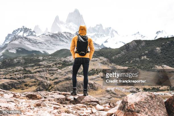 徒步旅行者站在埃爾查滕 - santa cruz province argentina 個照片及圖片檔