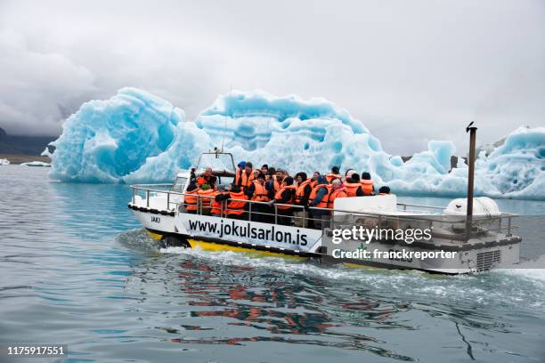 amphibious boat at jokulsarlon glacier lagoon - glaciar lagoon imagens e fotografias de stock
