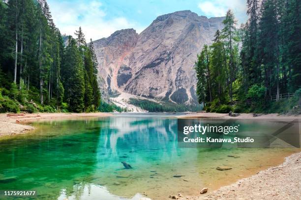 hermoso lago braies, italia - trentino alto adigio fotografías e imágenes de stock