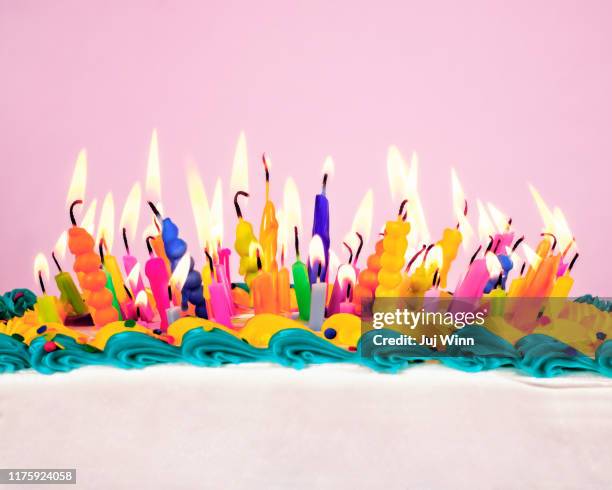 birthday candles on a cake - verjaardagstaart stockfoto's en -beelden