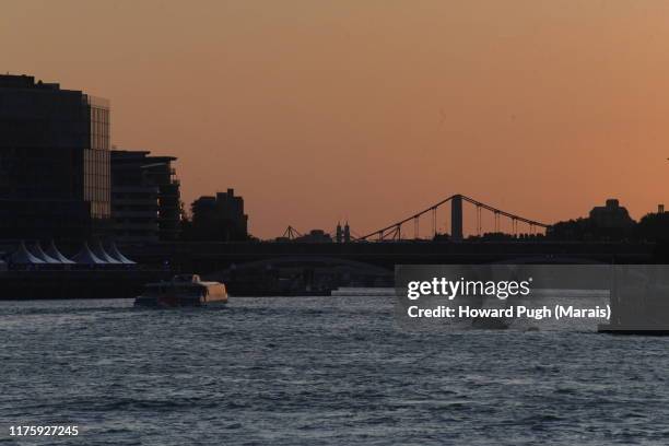 battersea power station across the thames - battersea power station silhouette stock-fotos und bilder