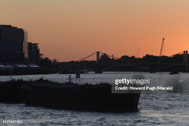 battersea power station across the thames - battersea power station silhouette stock-fotos und bilder