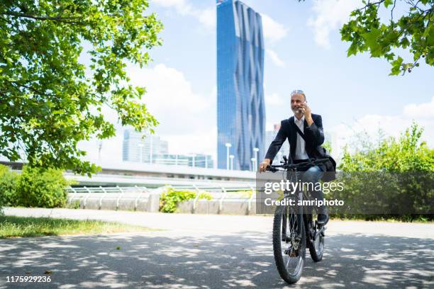 e-mobility pendelen naar werk zakenman op elektrische fiets - ebike stockfoto's en -beelden