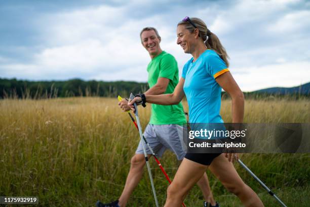 glückliche reife erwachsene nordic walker - walker stock-fotos und bilder