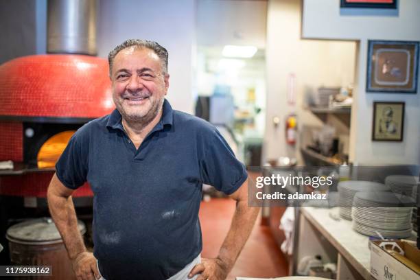 sorriso do proprietário da pizzaria - pizzeria - fotografias e filmes do acervo