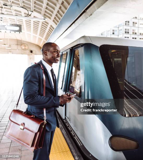 hombre de negocios en el teléfono en la estación - surfer sur le net fotografías e imágenes de stock