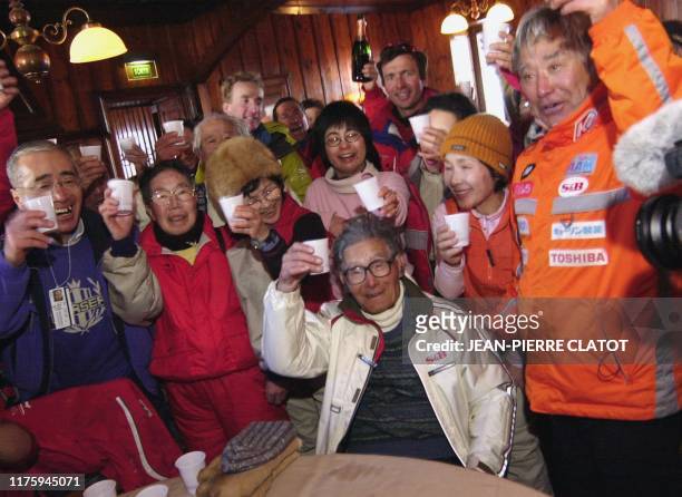 Keizo Miura, un japonais de 99 ans , lève un verre de champagne, le 19 février 2003 à l'hôtel du Montenvers dans le massif du Mont-Blanc, près de...