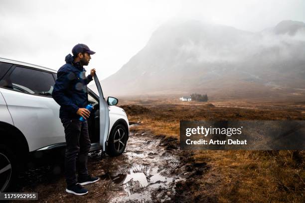 adventure off road with car in the scottish highlands with rain. - wandern regen stock-fotos und bilder