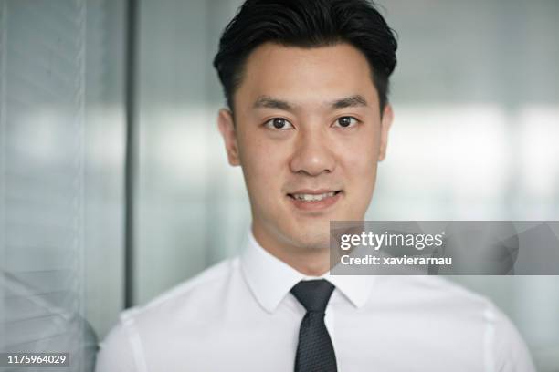 headshot do homem de negócios chinês envelhecido médio na camisa e no laço - camisa e gravata - fotografias e filmes do acervo