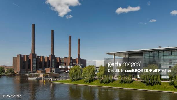 vw plant with vw combined heat and power plant, autostadt wolfsburg, wolfsburg, lower saxony, germany - wolfsburg lower saxony - fotografias e filmes do acervo