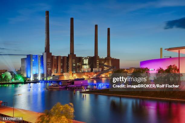 vw plant with vw combined heat and power plant, colored illuminated at dusk, autostadt wolfsburg, wolfsburg, lower saxony, germany - volkswagen autostadt stock pictures, royalty-free photos & images