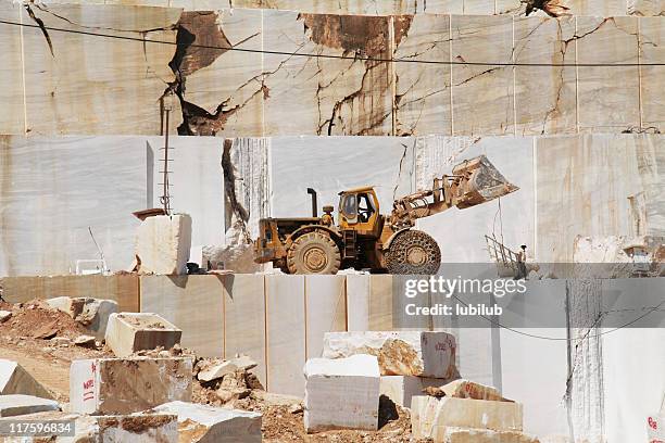 2 人の男性に、トラック大理石クォーリーます。thassos 、ギリシャ(シリーズ - marble quarry ストックフォトと画像