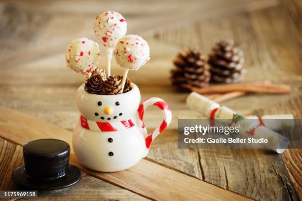 peppermint cake pops in snowman mug - christmas cake ストックフォトと画像