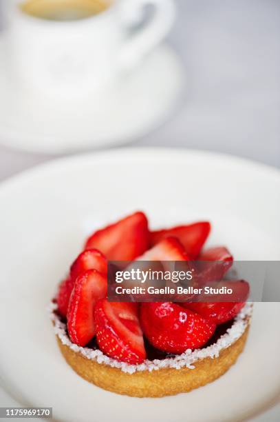 strawberry tart on plate and coffee - jordgubbskaka bildbanksfoton och bilder