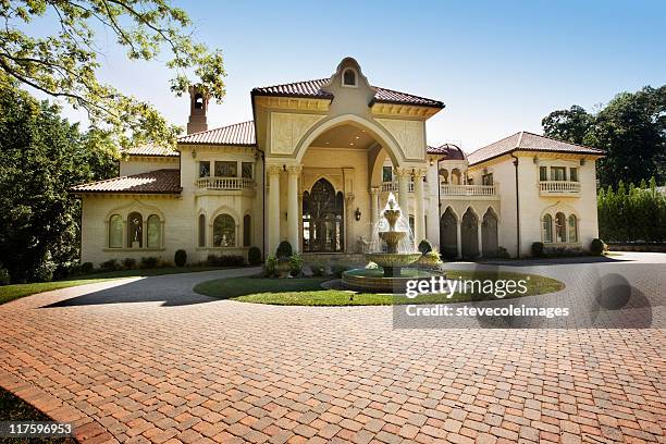 mansion house mit kreisförmigen backstein-auffahrt - big house stock-fotos und bilder