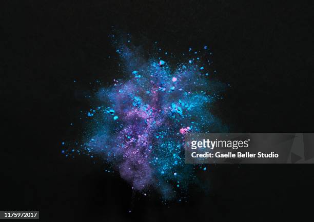 colorful powders explosion - esplodere foto e immagini stock