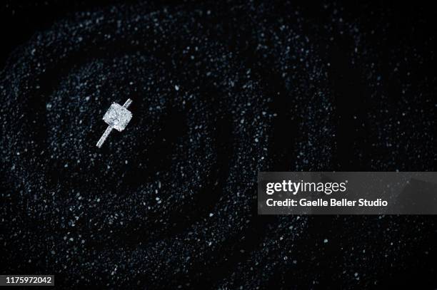 diamond ring on black sand - platinum stock-fotos und bilder