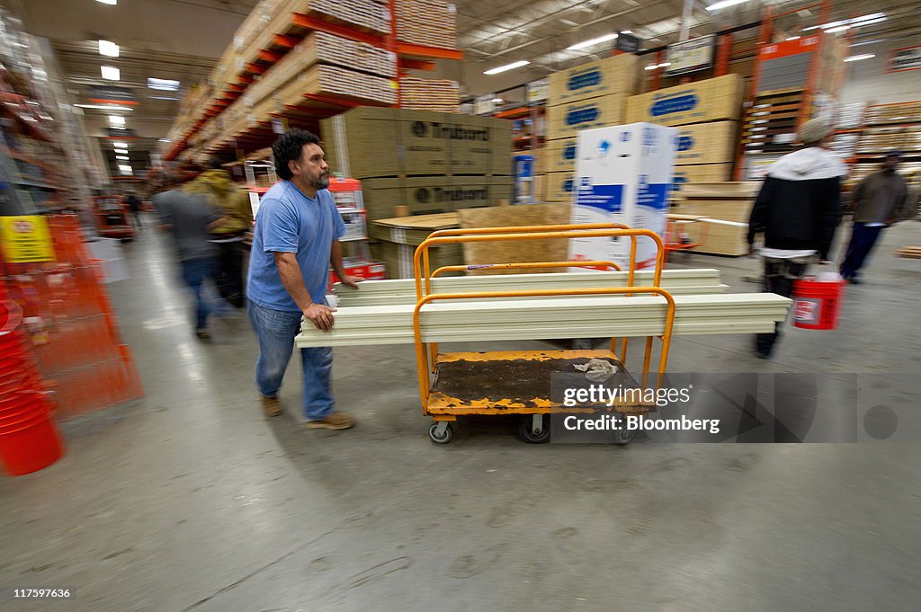 Home Depot Profit Meets Analysts' Estimates on Cost Cuts