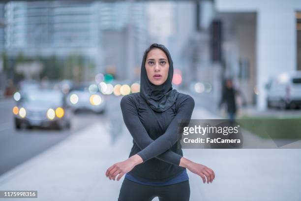 a mulher muçulmana prepara-se para ir em uma corrida - arab women fat - fotografias e filmes do acervo