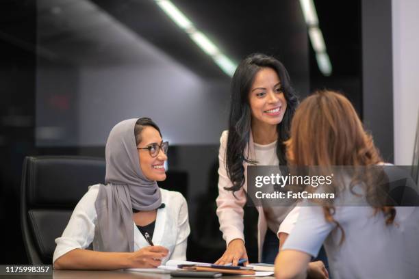 equipo de negocios femenino en reunión de estrategia - politics fotografías e imágenes de stock