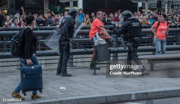 Demonstrators clash with police during a protest against the jailing of Catalan separatists at El Prat airport in Barcelona, Spain, on Monday, Oct....