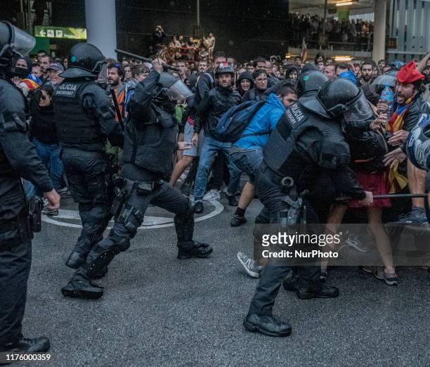 Demonstrators clash with police during a protest against the jailing of Catalan separatists at El Prat airport in Barcelona, Spain, on Monday, Oct....
