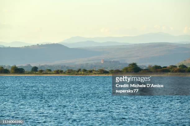 the sandy shores of lake nyasa - see lake malawi stock-fotos und bilder