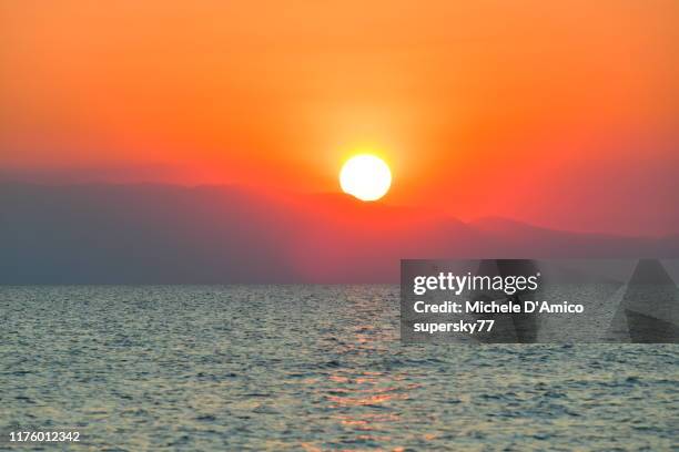 fishing boat on lake nyasa (lake malawi) at sunset - see lake malawi stock-fotos und bilder