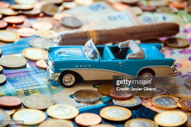 habano y auto antiguo (diecast) sobre billetes de argentina (pesos) y euros - peugeot citroen argentina stock pictures, royalty-free photos & images