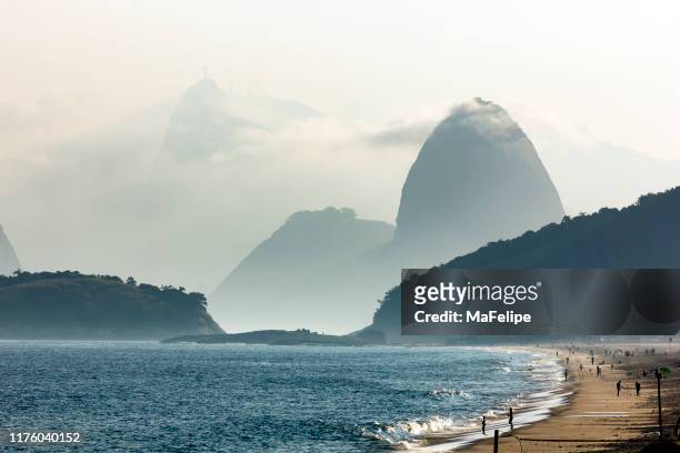 sugar loaf mountain seen from piratininga beach, niteroi, rio de janeiro, brazil - niteroi stock pictures, royalty-free photos & images