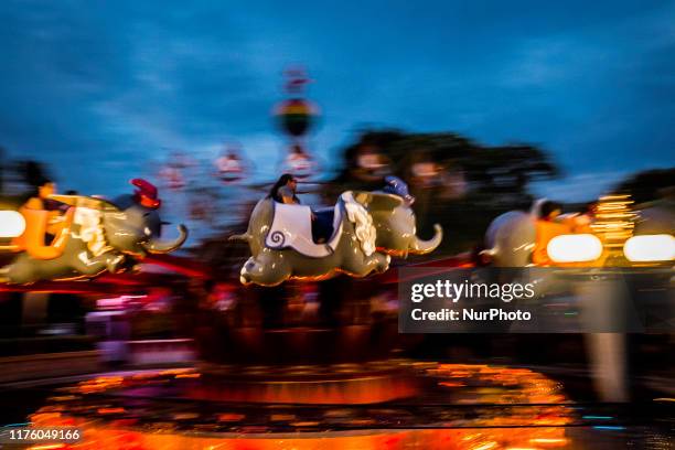 60 Dumbo Ride Disneyland Stock Photos, High-Res Pictures, and Images ...