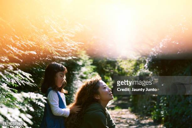 mother and daughter, dramatic portrait - 若い カワイイ 女の子 日本人 ストックフォトと画像