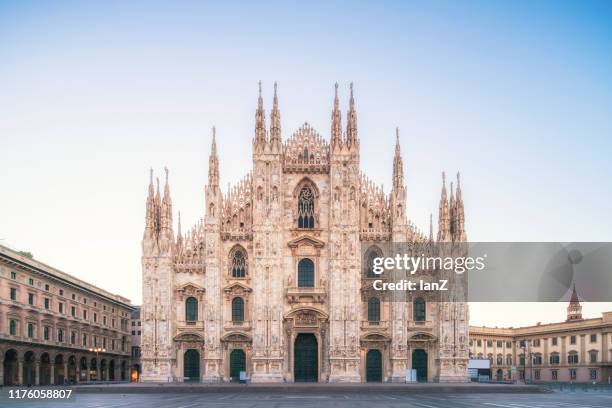 milan cathedral, duomo di milano at dawn - catedral fotografías e imágenes de stock