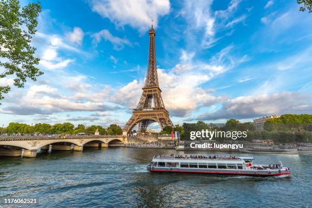 eiffel tower at morning,paris - río sena fotografías e imágenes de stock
