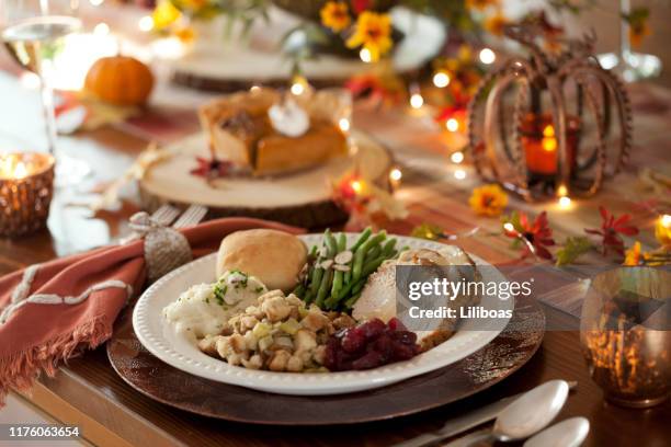 thanksgiving kalkoen diner - thanksgiving food stockfoto's en -beelden