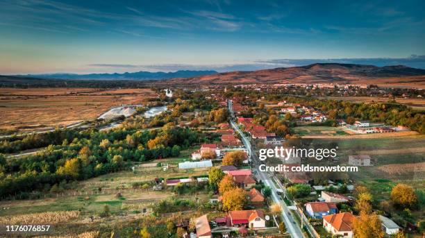 vista aérea das casas e da arquitetura na vila romena rural tradicional - romênia - fotografias e filmes do acervo