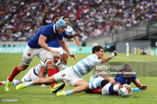 Virimi Vakatawa of France scores his side's first try during the Rugby World Cup 2019 Group C game between France and Argentina at Tokyo Stadium on...