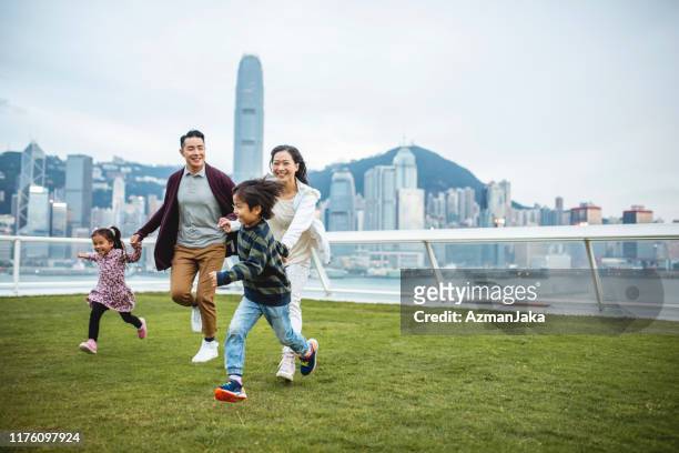 jonge chinese kinderen leidende ouders over uitzicht dek - asian young family stockfoto's en -beelden