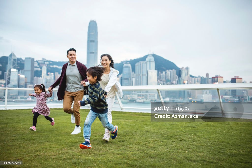 年輕的中國孩子帶領父母跨越觀景台