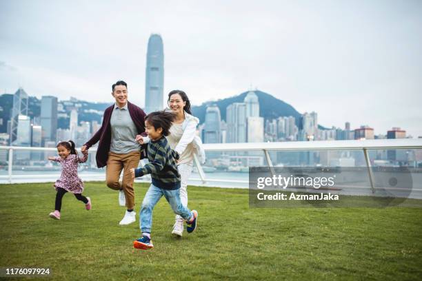 年輕的中國孩子帶領父母跨越觀景台 - hong kong 個照片及圖片檔