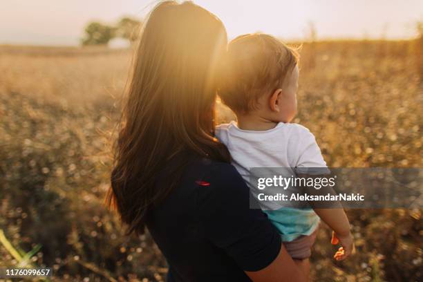 tijd samen doorbrengen in de natuur - baby hug stockfoto's en -beelden