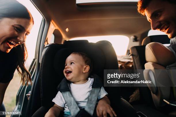 famiglia in viaggio - toddler in car foto e immagini stock