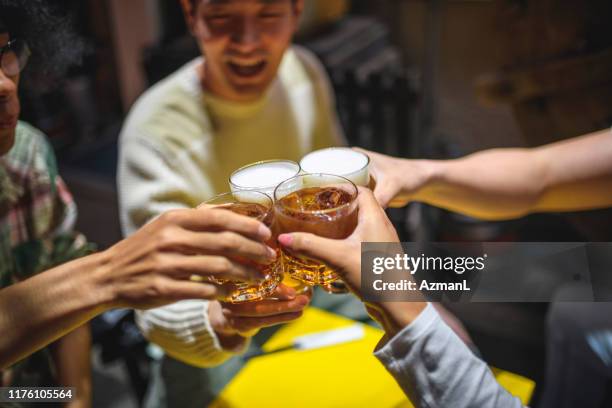 primo primo posto di bevande raccolte in brindisi celebrativo a izakaya - happy hour foto e immagini stock