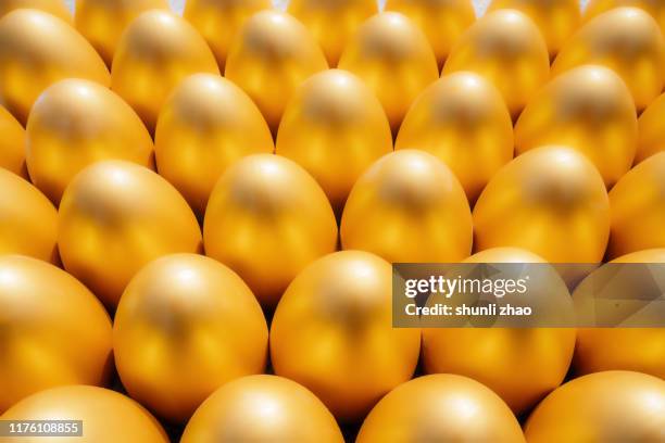 golden eggs - ijdel stockfoto's en -beelden