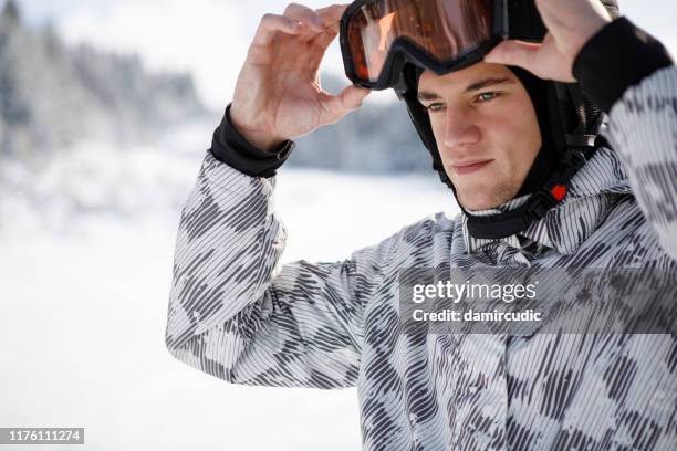 gelukkig man skiën - happy face glasses stockfoto's en -beelden