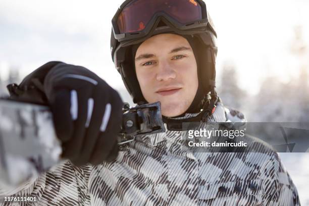 retrato de joven feliz en equipo de esquí - extreme close up fotografías e imágenes de stock