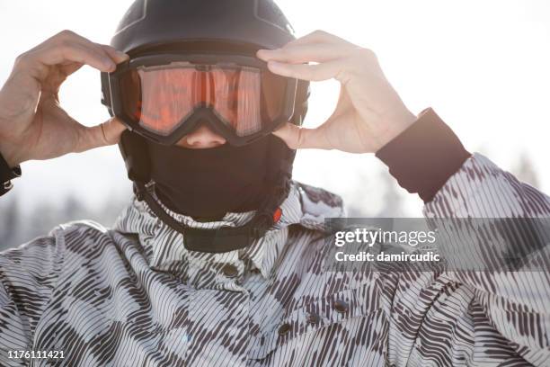 スキーの準備をしているスキーヤー - スノーボード ストックフォトと画像